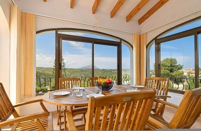 Pinecrest in J vea With 4 Bedrooms and 2 Bathrooms
