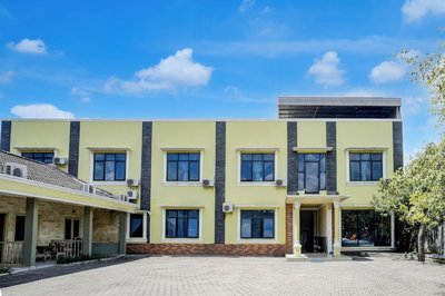 Hotel O near Universitas Widya Dharma