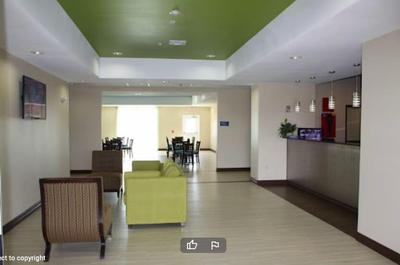 La Plaza Inn & Suites