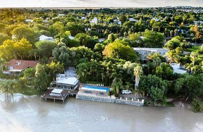 Africa River Lodge