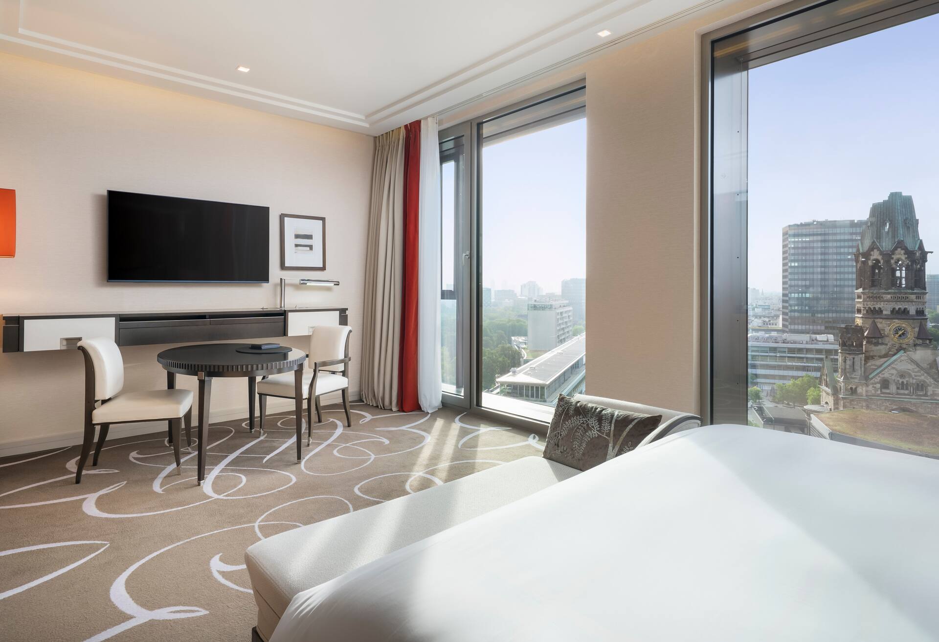 King Junior Suite with Memorial Church View