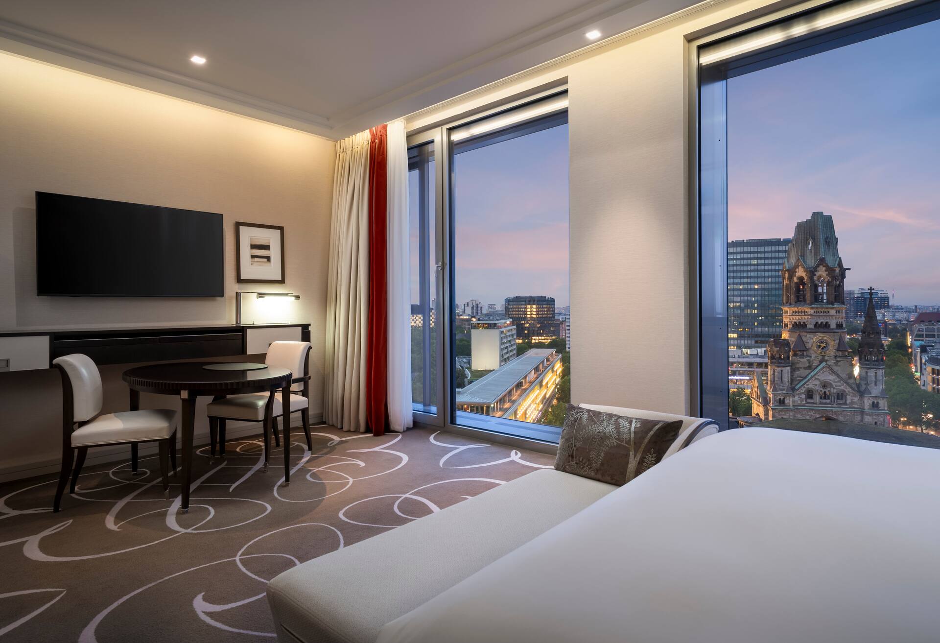 King Junior Suite with Memorial Church View
