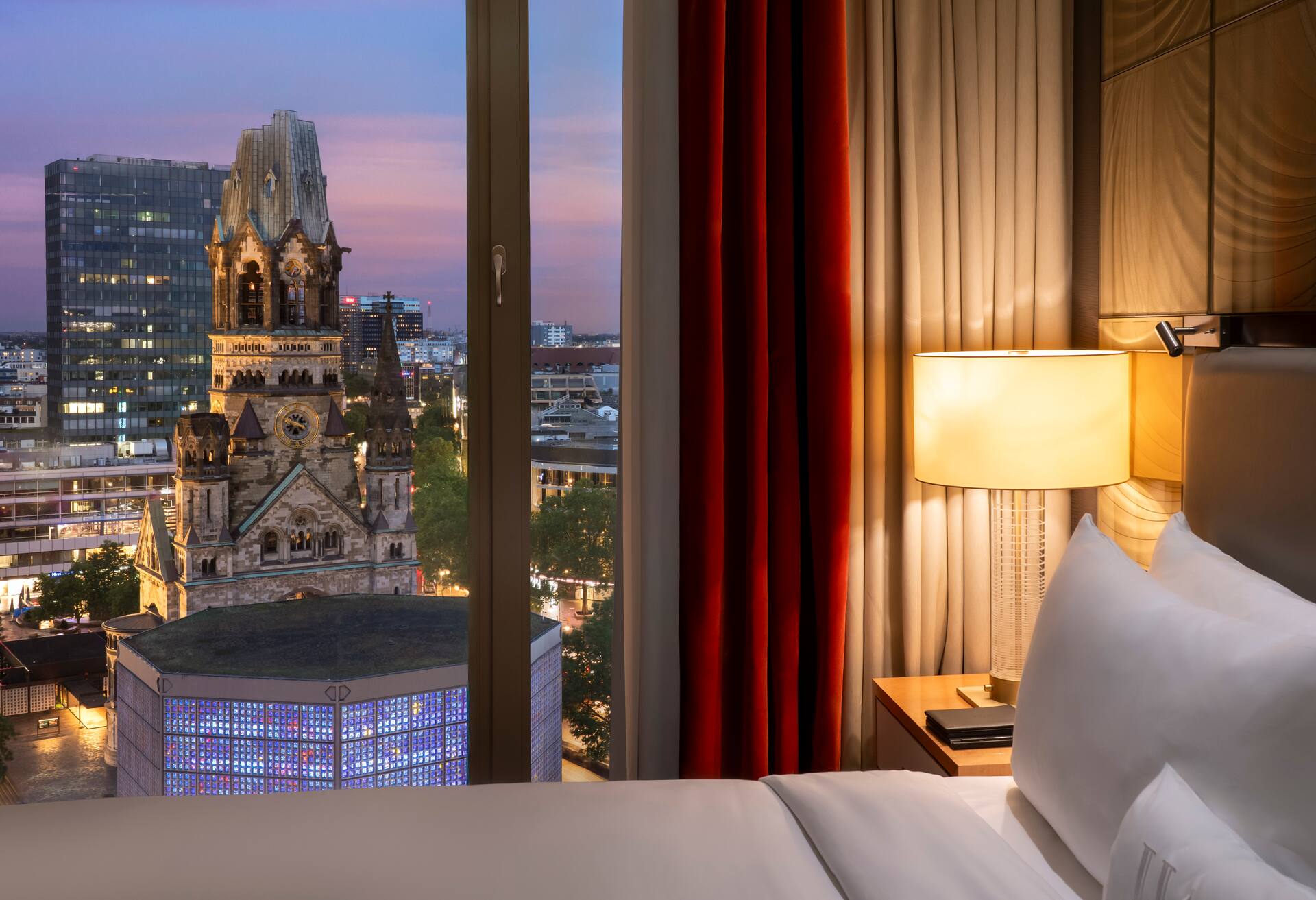 King Junior Suite with Memorial Church View