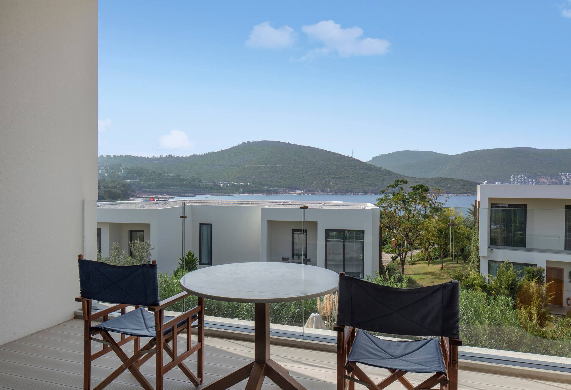 King Premium Room with Balcony and Sea View thumbnail 6