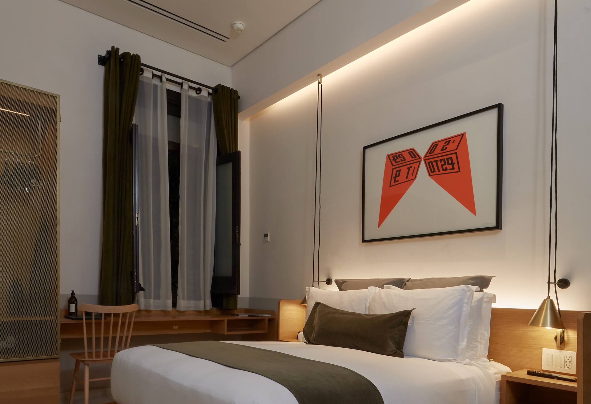 1 Queen Bed Guestroom