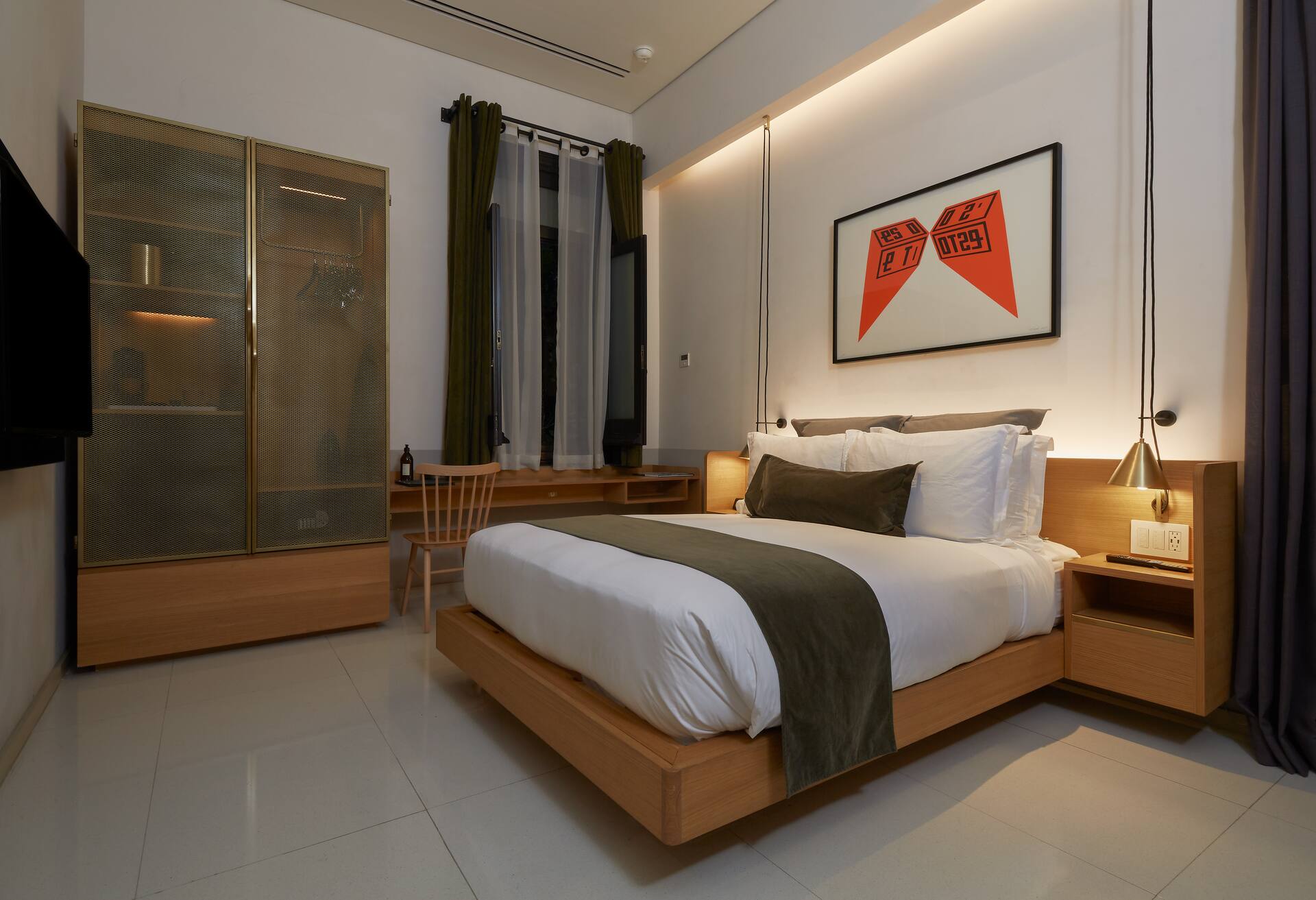 1 Queen Bed Guestroom