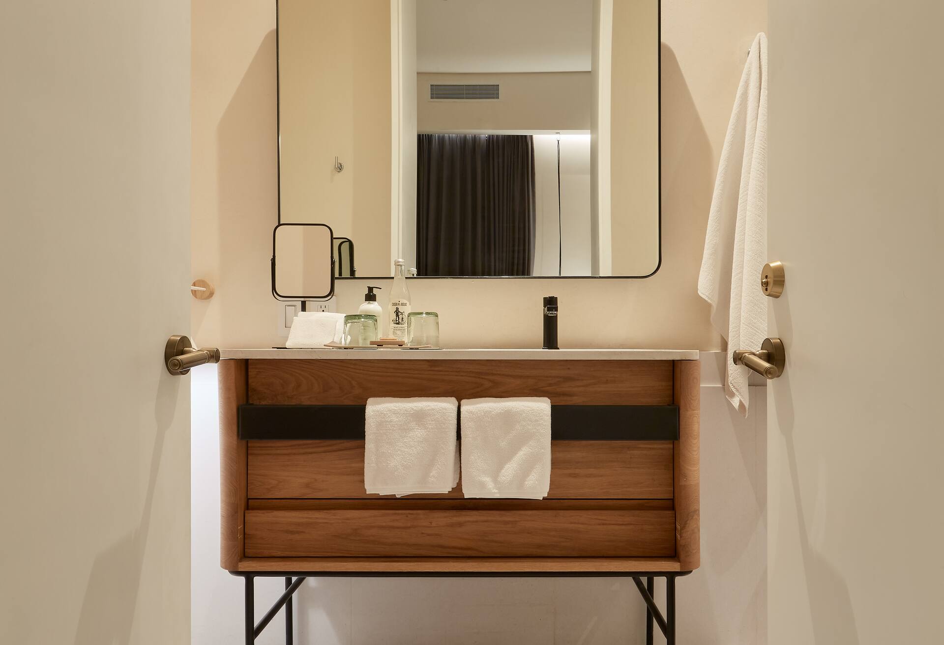 1 Queen Bed Guestroom