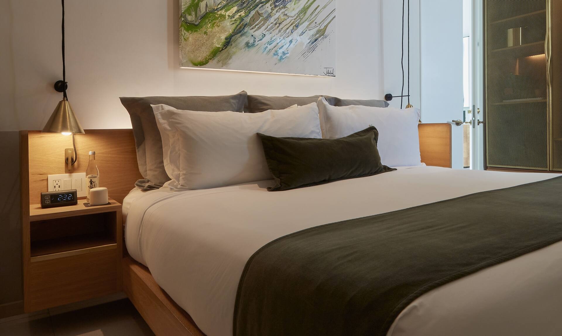 1 King Bed Guestroom