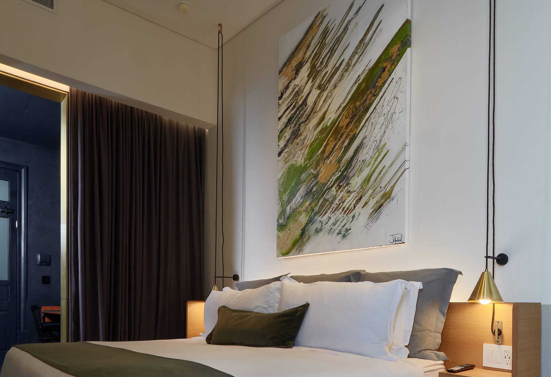 1 King Bed Guestroom thumbnail 5