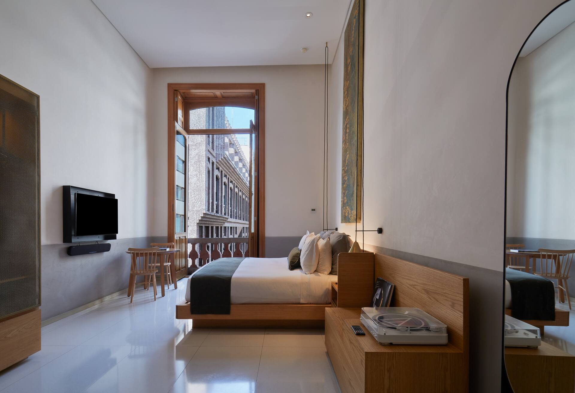 1 King 1 Bedroom Suite with Juliet Balcony thumbnail 6