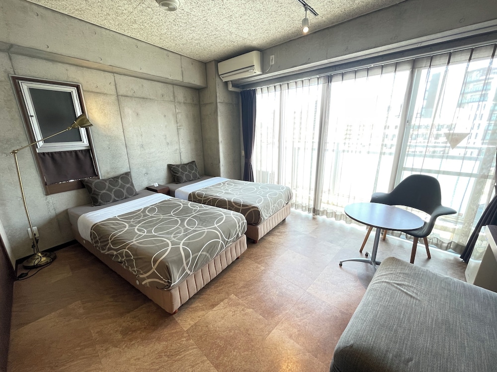 Twin Room, Smoking