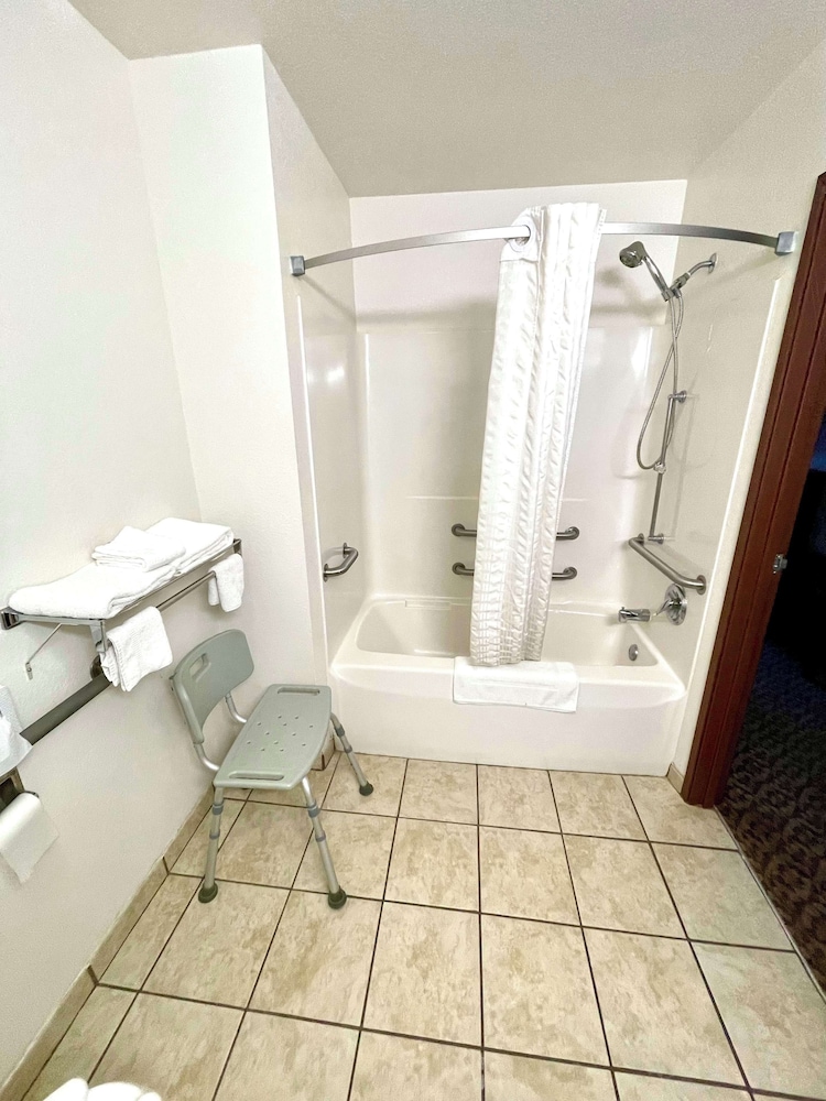 Standard Room, 1 Queen Bed, Accessible, Refrigerator & Microwave - Photo 2