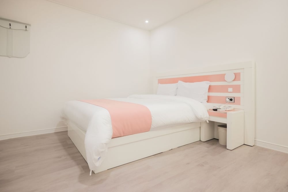 Standard Double Room - Photo 17