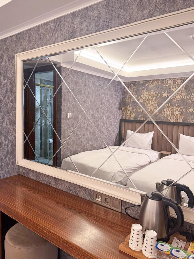 Classic Triple Room, Multiple Beds photo 3