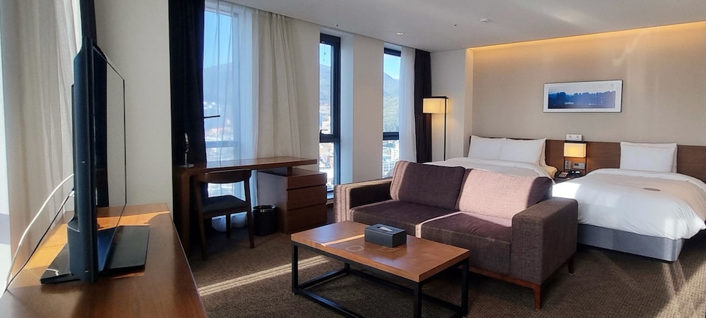 Suite, Multiple Beds, Corner