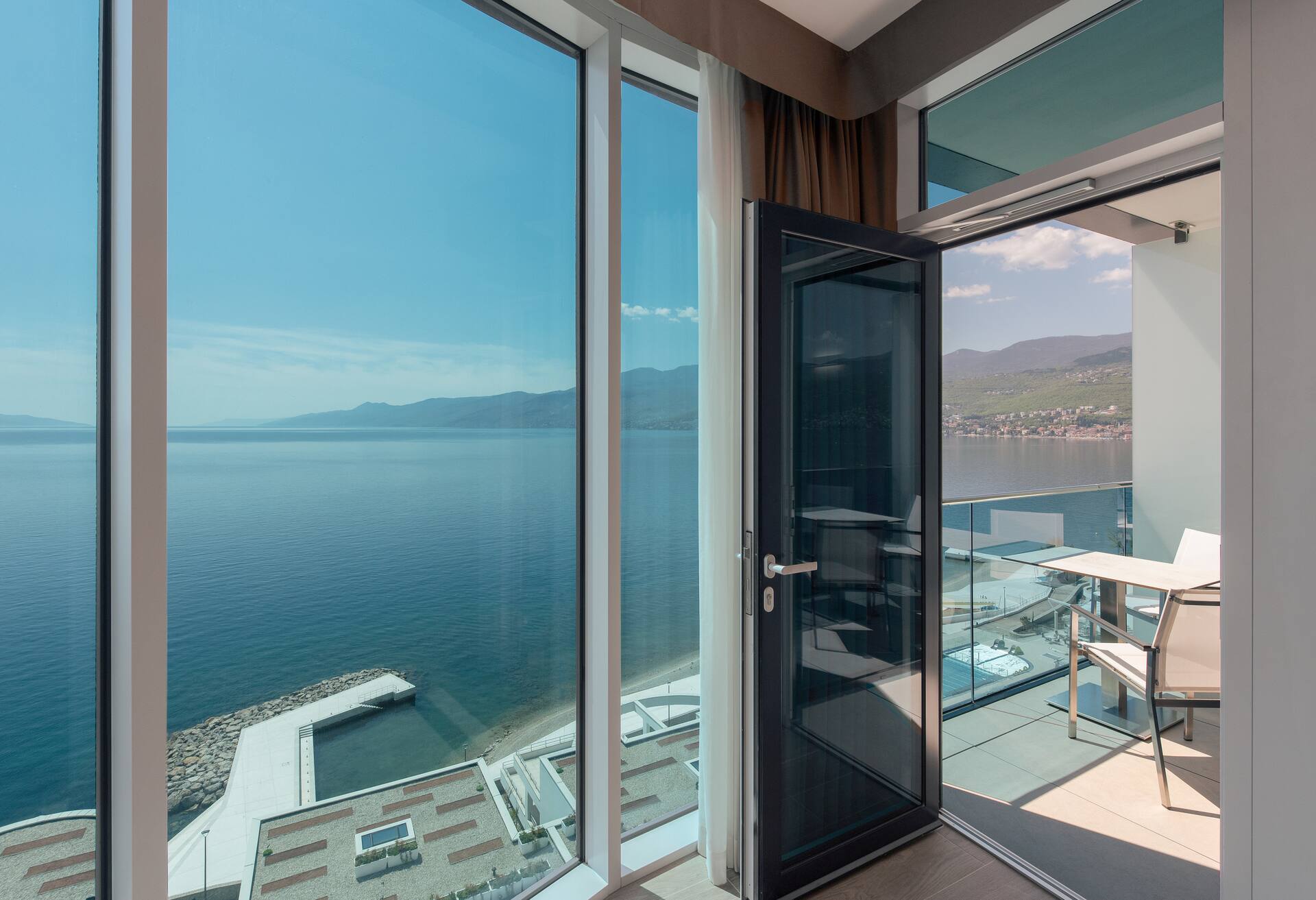 Panorama Suite with Balcony and Sea View thumbnail 5