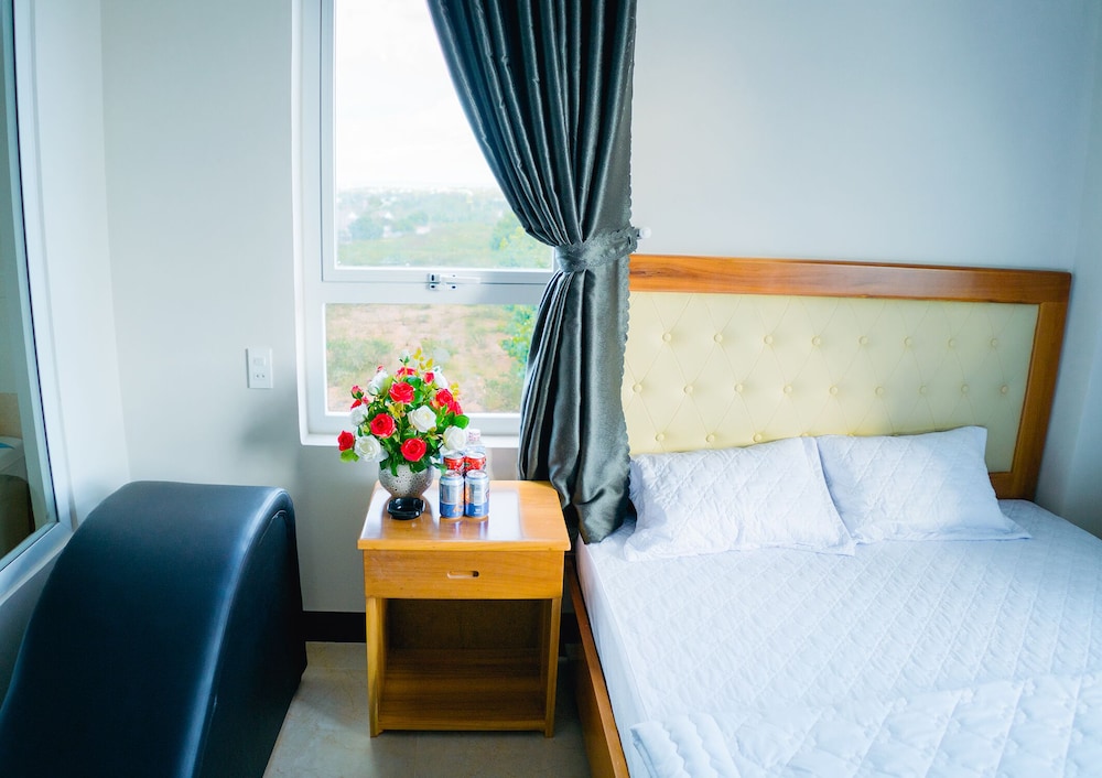 Signature Double Room Single Use, Mountain View photo 3