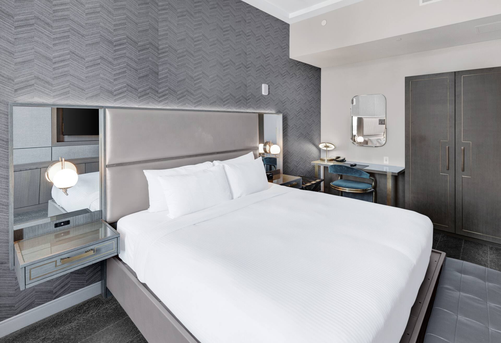 1 King Petite Lounge Suite