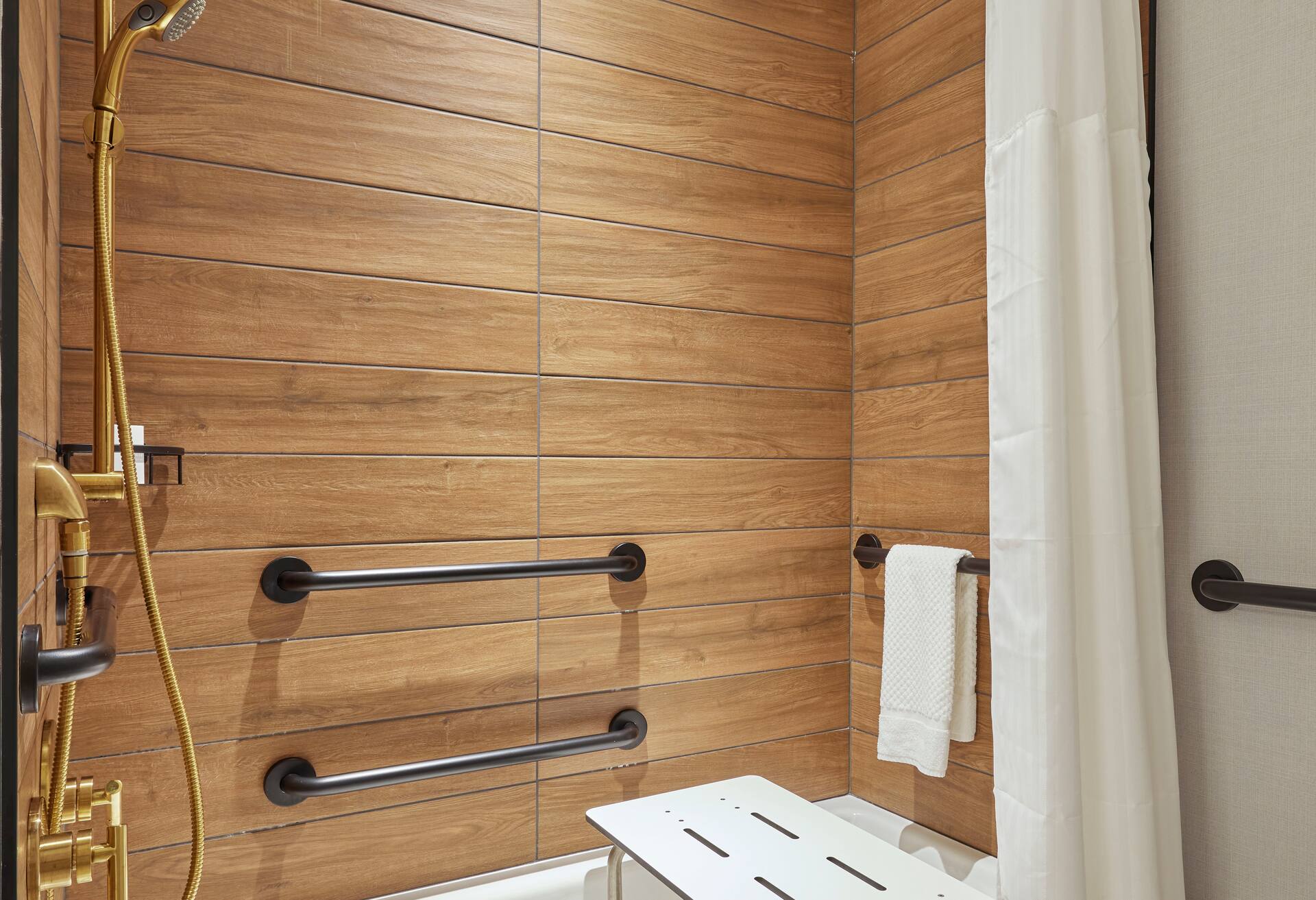 1 King Mobility/hearing Accessible Tub