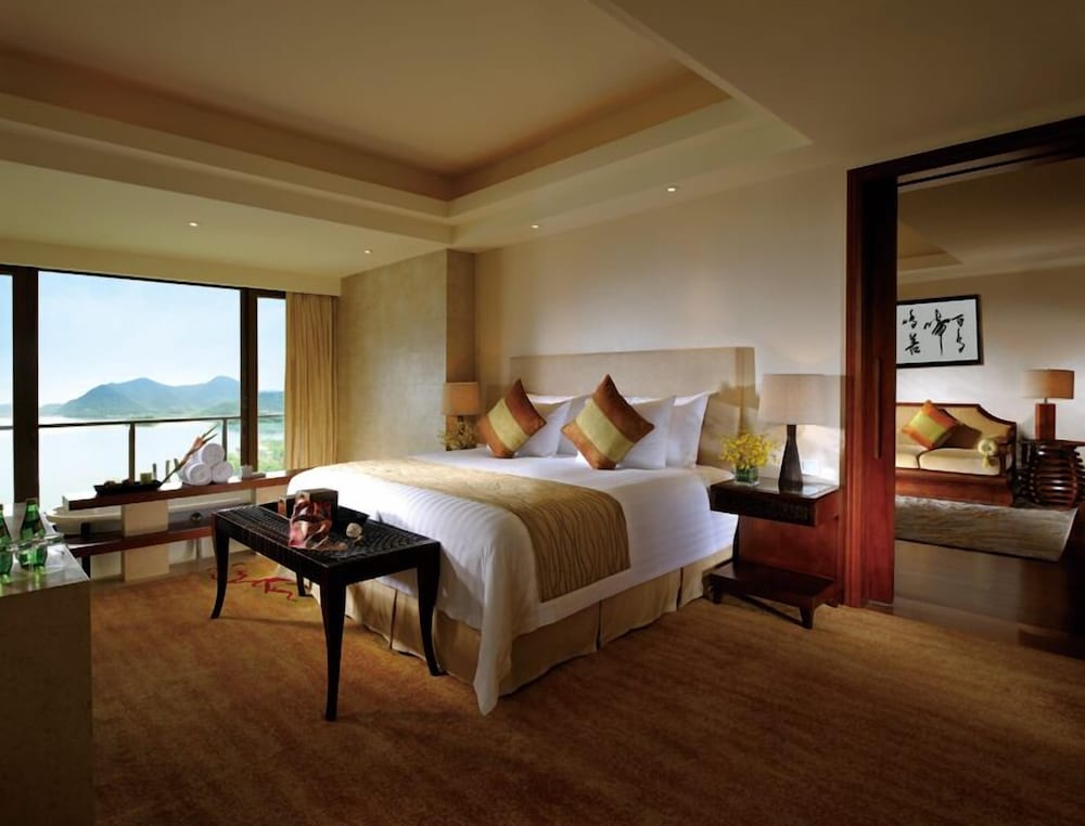 Deluxe Lake-View Suite photo 2