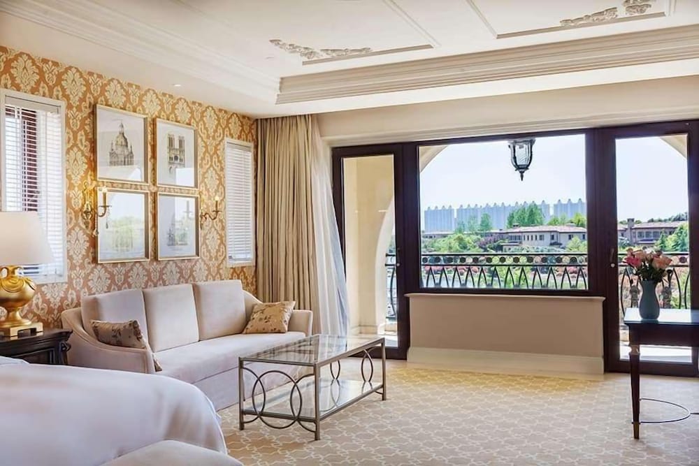 Deluxe Room, 1 King Bed, Smoking photo 2