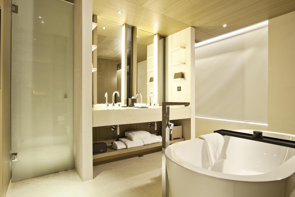 Deluxe Business King Room-free transportation within 10KM/stay photo 2