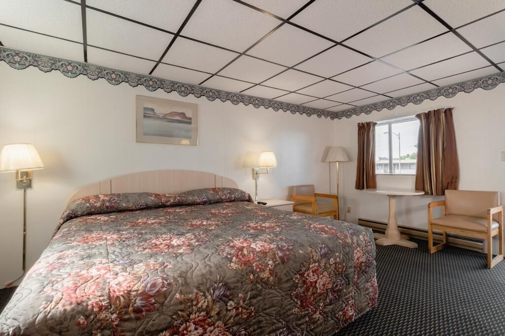 Room, 1 King Bed, Smoking photo 1