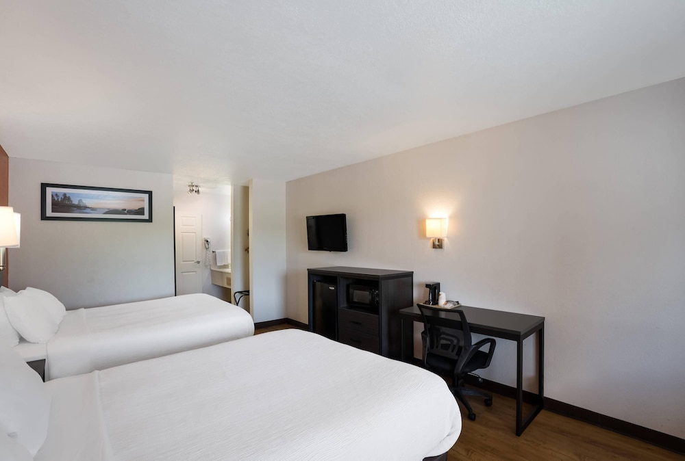 Standard Room, 2 Queen Beds, Non Smoking photo 2