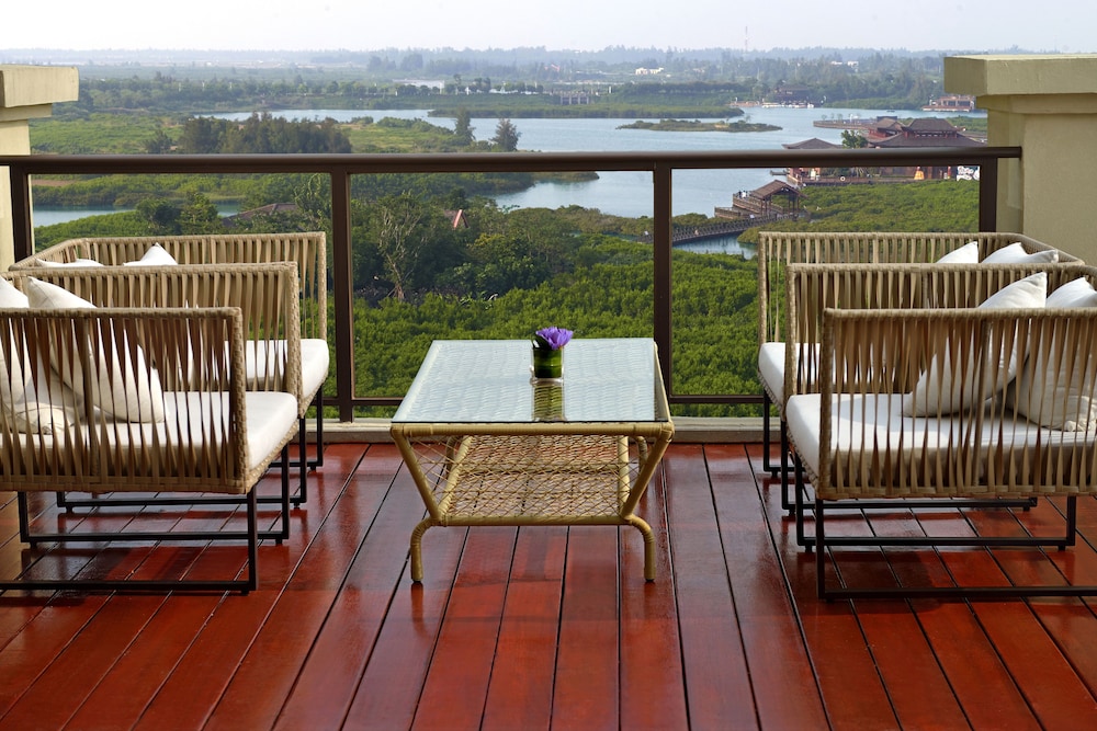 Deluxe Suite, Club Lounge Access, Lake View photo 3