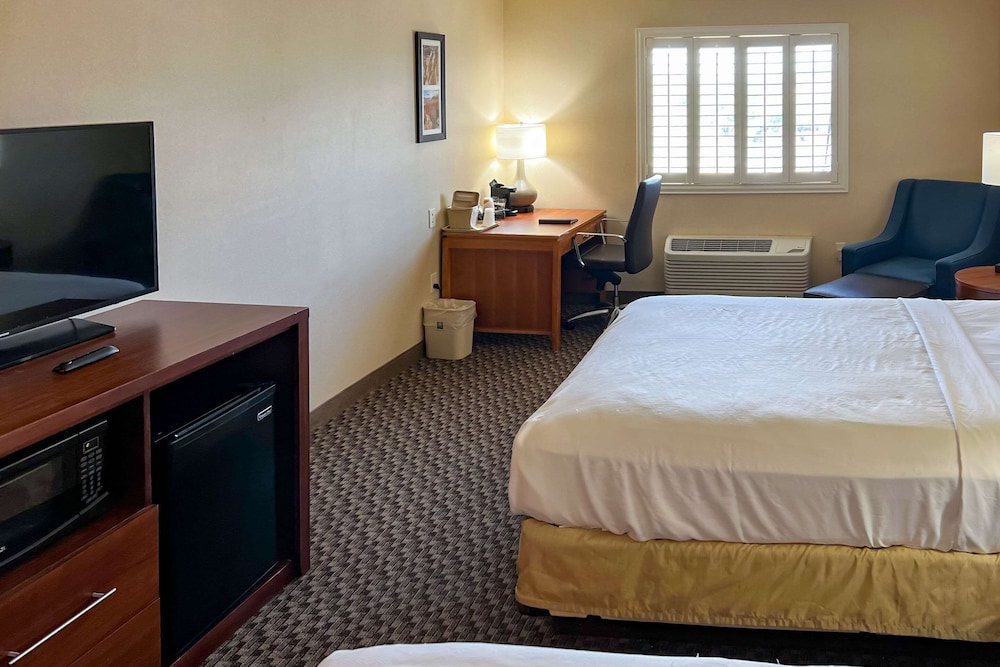 Standard Room, 2 Queen Beds, Non Smoking - Photo 6