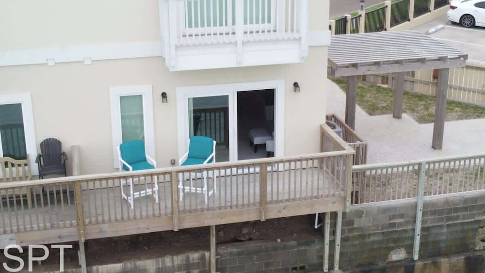 Condominium with Multiple Beds and Balcony (Non Smoking) photo 2