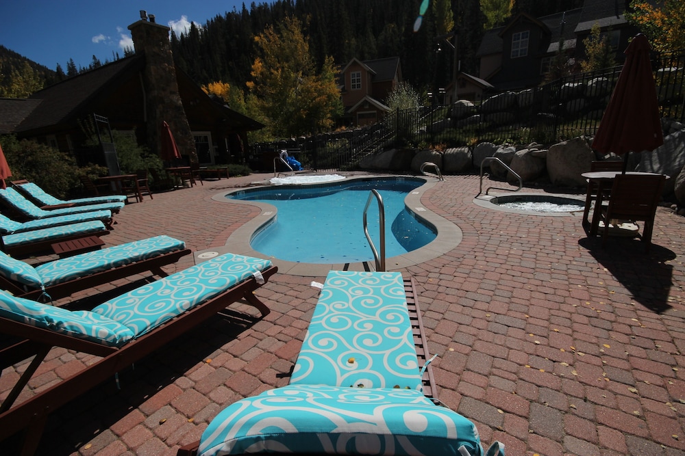 Premier Townhome, 2 Bedrooms, Balcony, Mountain View (Settlers Creek 6514) photo 2