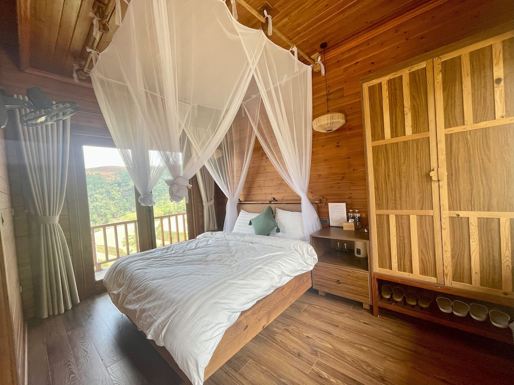 Basic Bungalow, 1 Queen Bed, Balcony, Mountain View photo 2