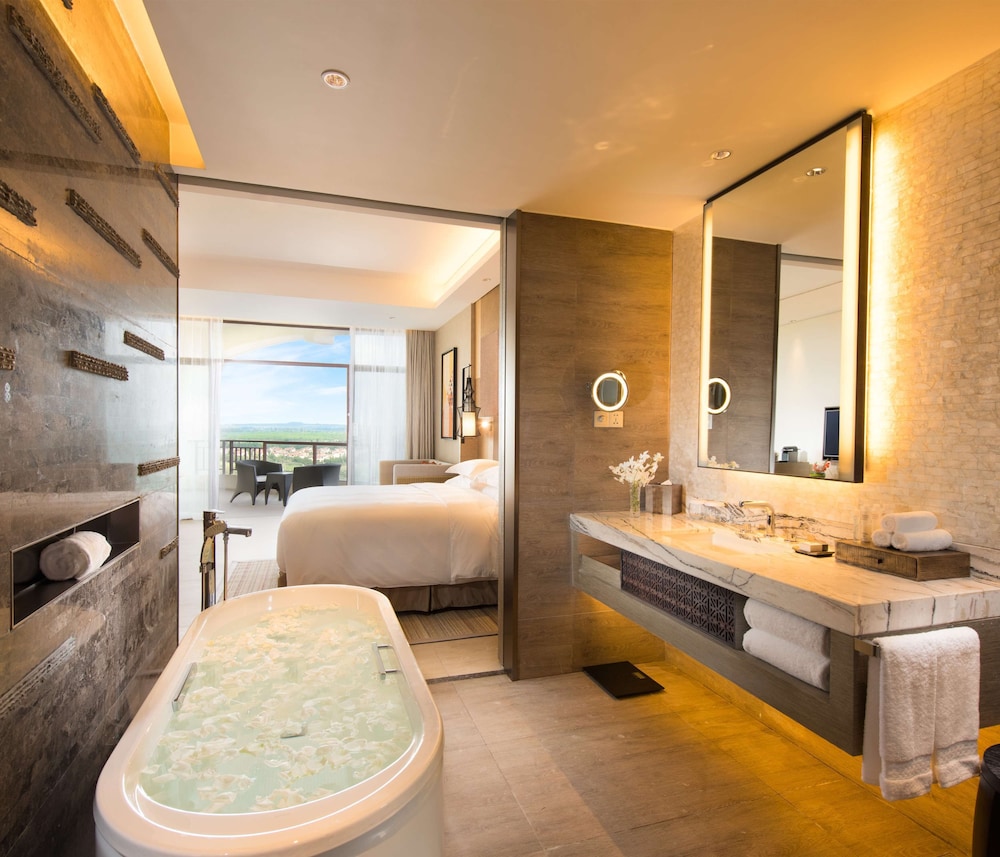 Room, 1 King Bed, Balcony photo 2