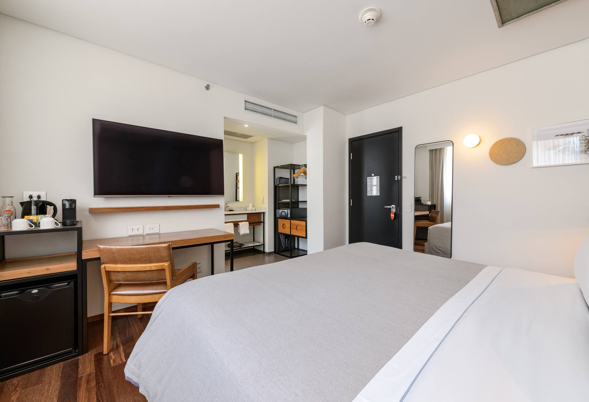 Available room thumbnail 6