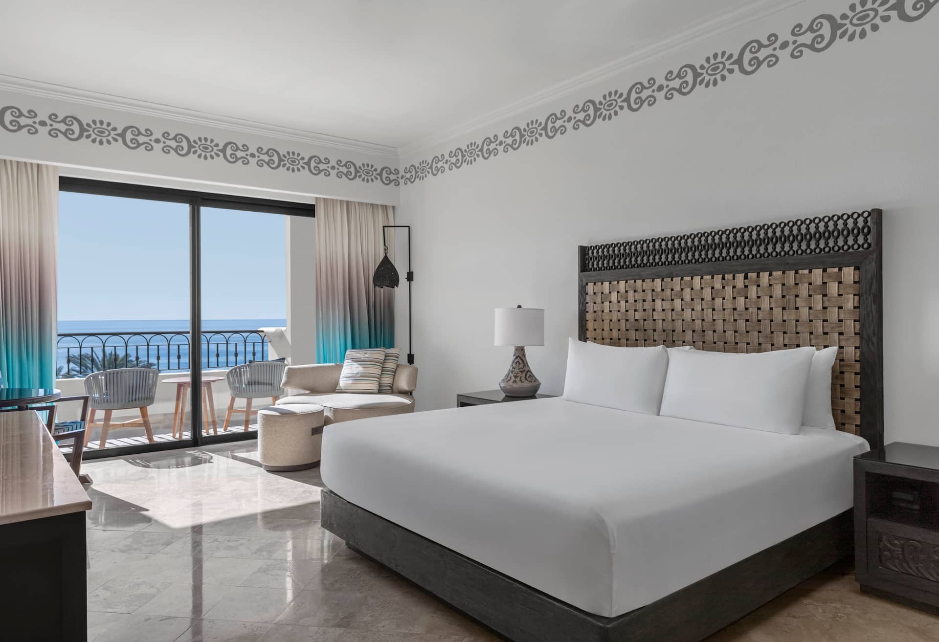 Altamar Family Room with One King Bed, Two Queen Beds and Ocean View thumbnail 5