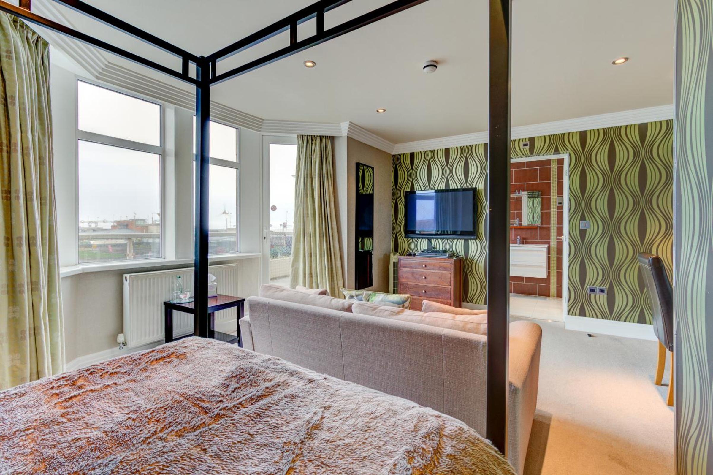 King Room with Four Poster Bed and Sea View photo 2