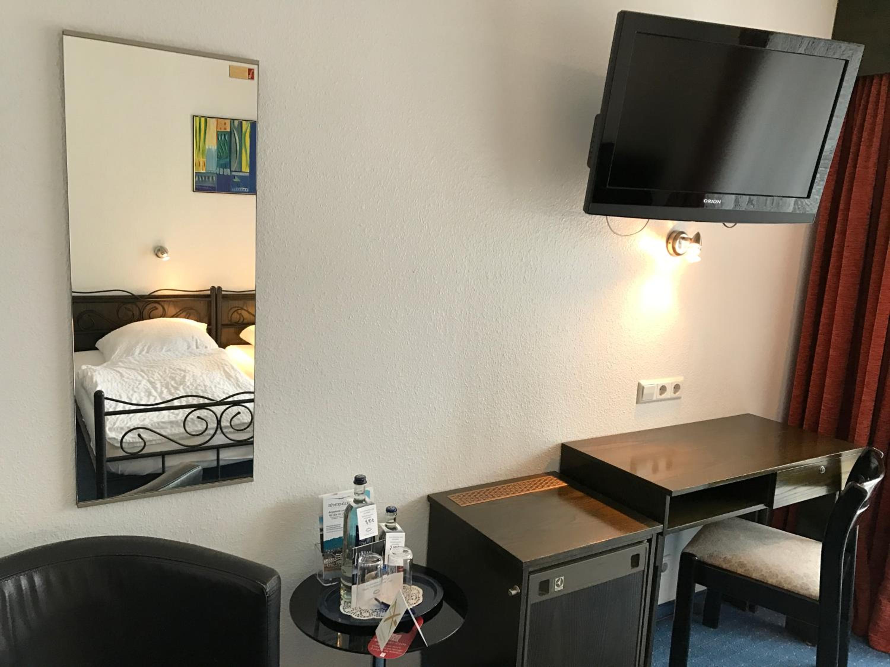 Double Room with Balcony - Photo 5