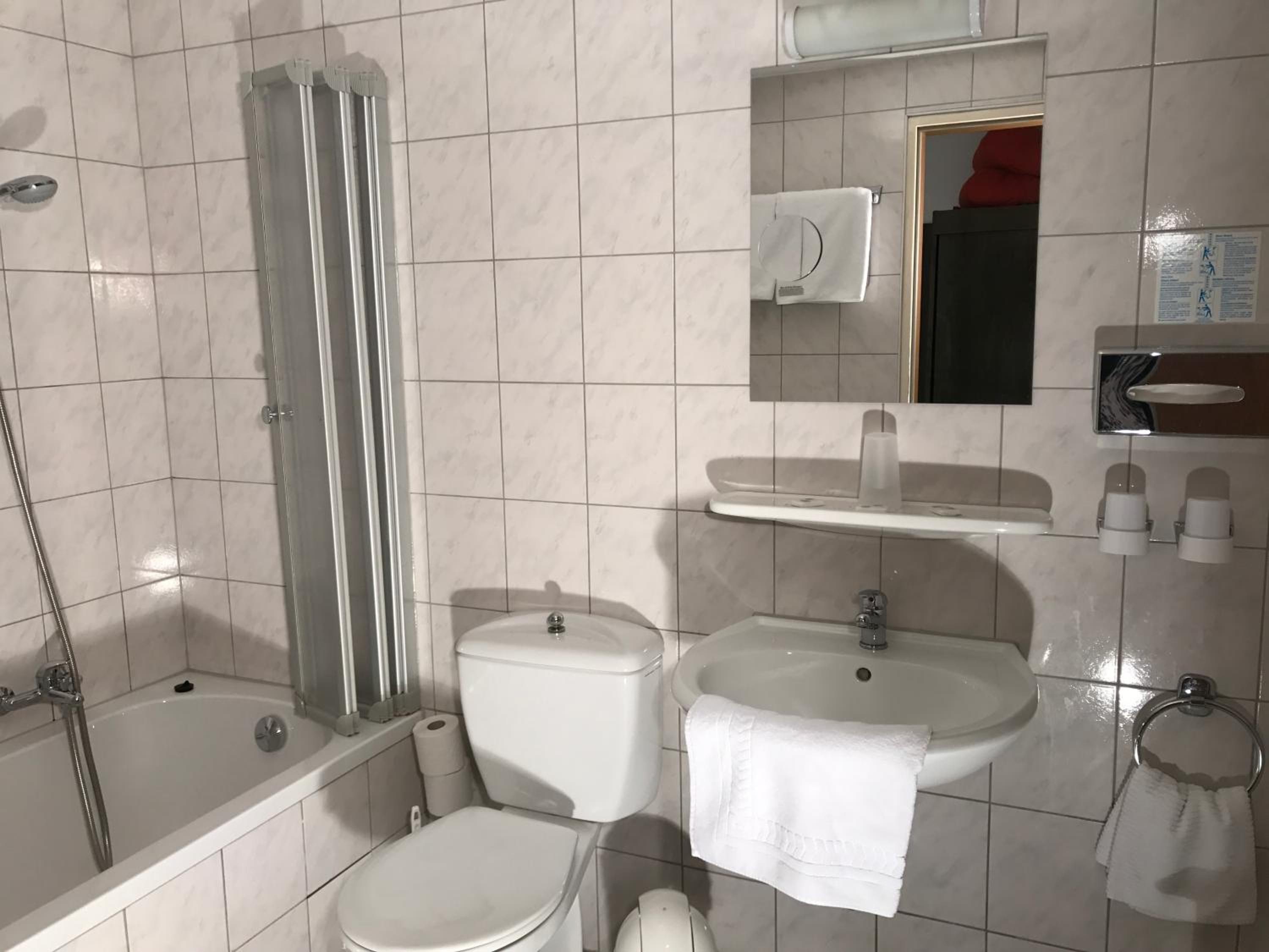 Triple Room - Photo 12