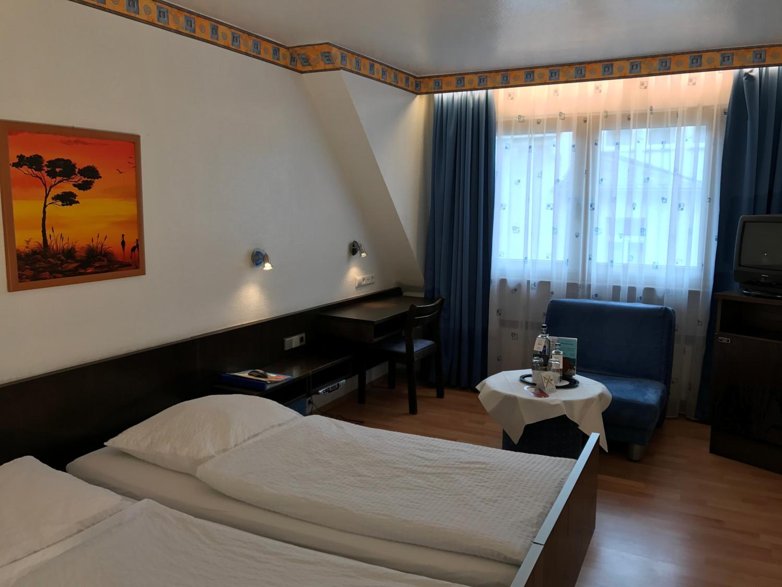Twin Room - Photo 18