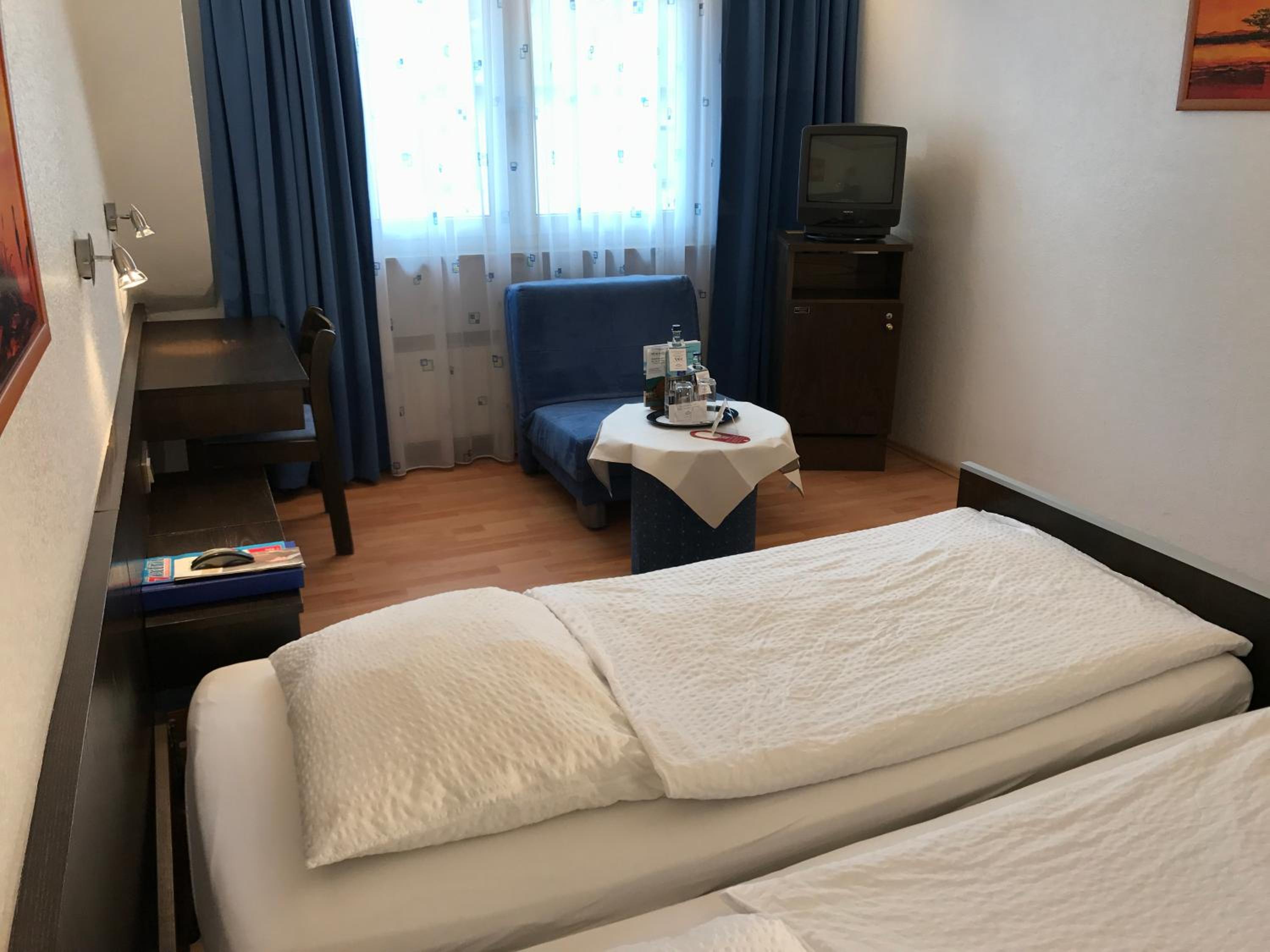 Twin Room - Photo 19