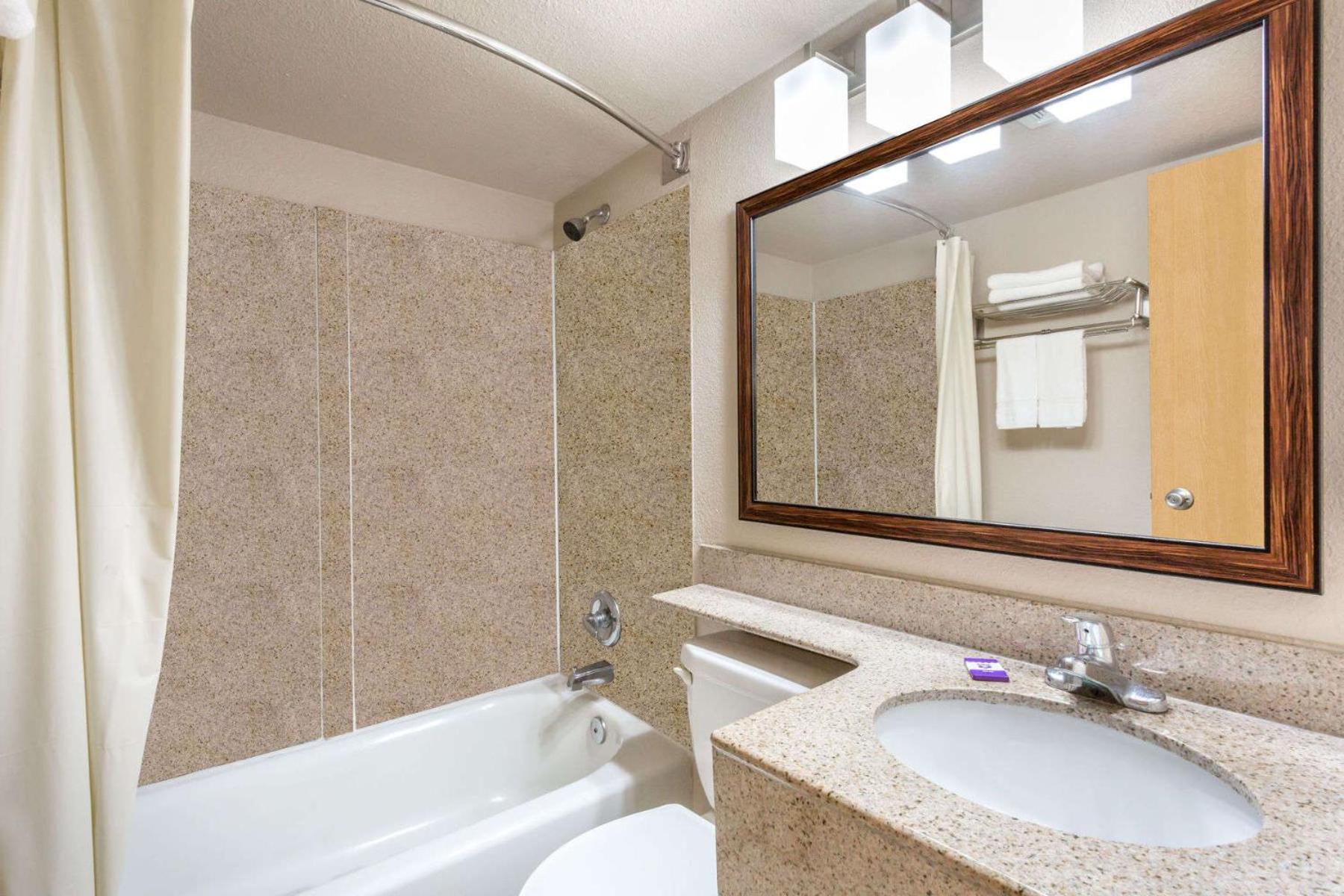 Deluxe King Room photo 3
