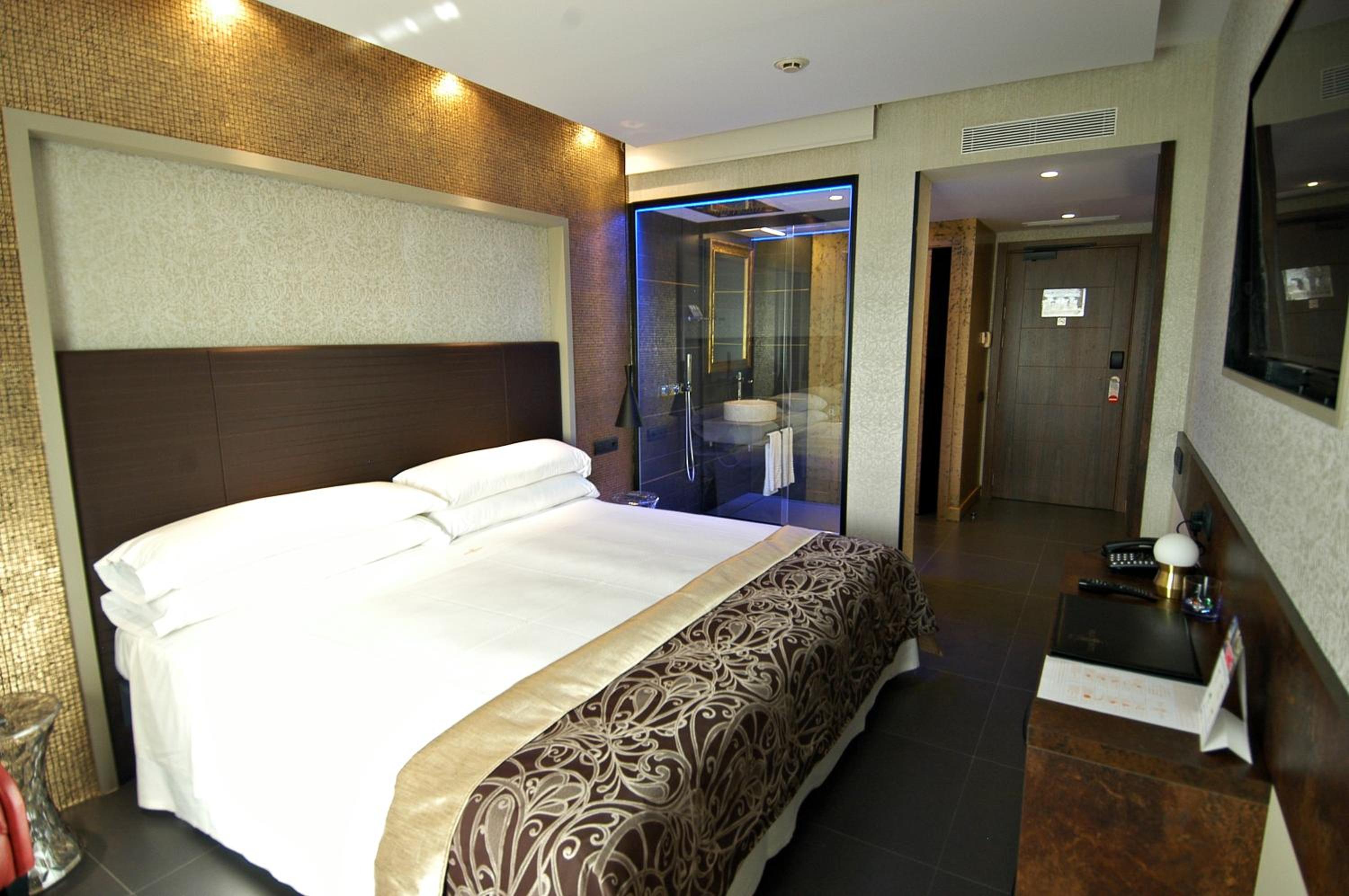 Superior Room with Chromotherapy Shower  photo 3