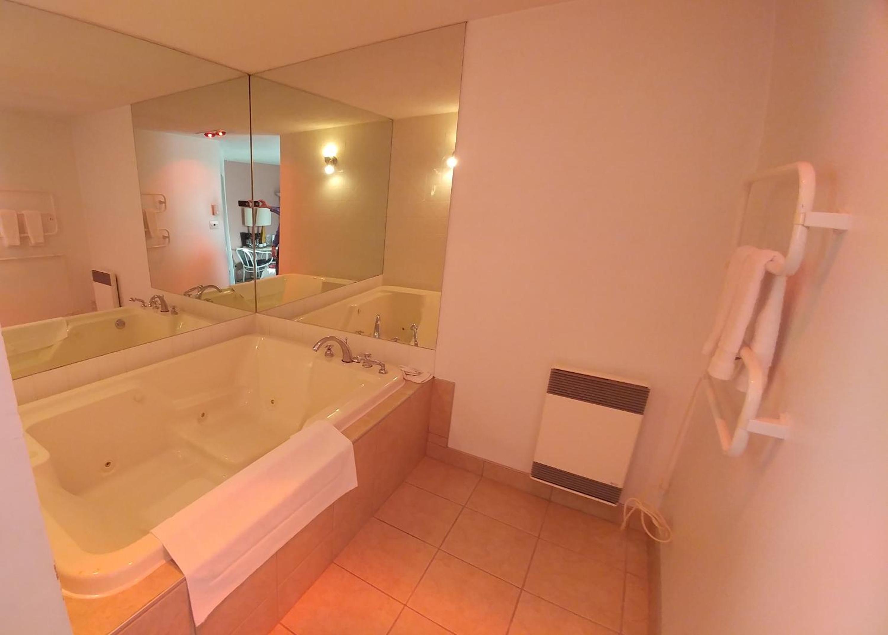 Suite with Two Queen Beds and Spa Bath - Non-Smoking photo 3