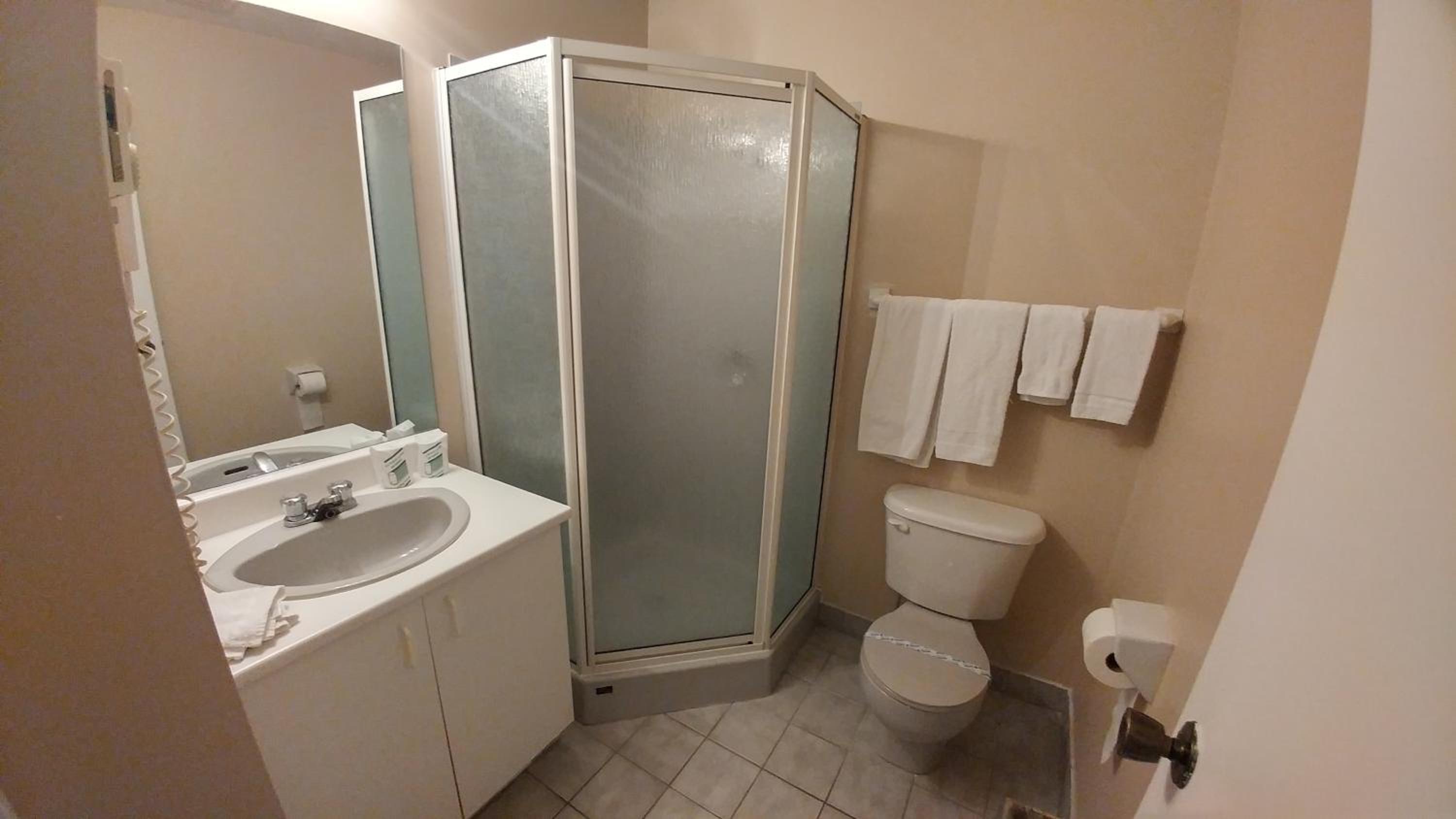 Suite with Two Queen Beds and Spa Bath - Non-Smoking photo 2