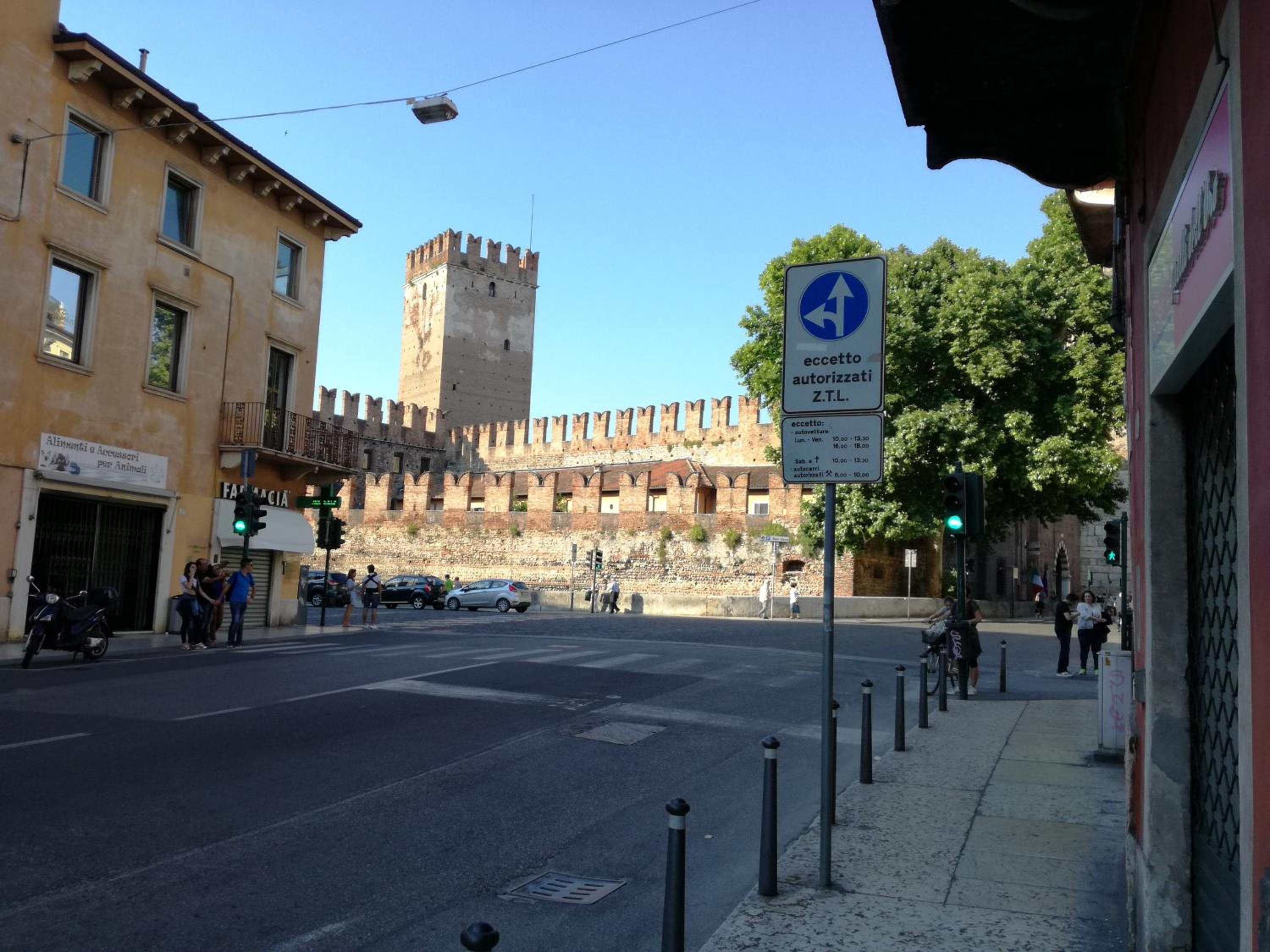 Apartment with Private Parking - Photo 18