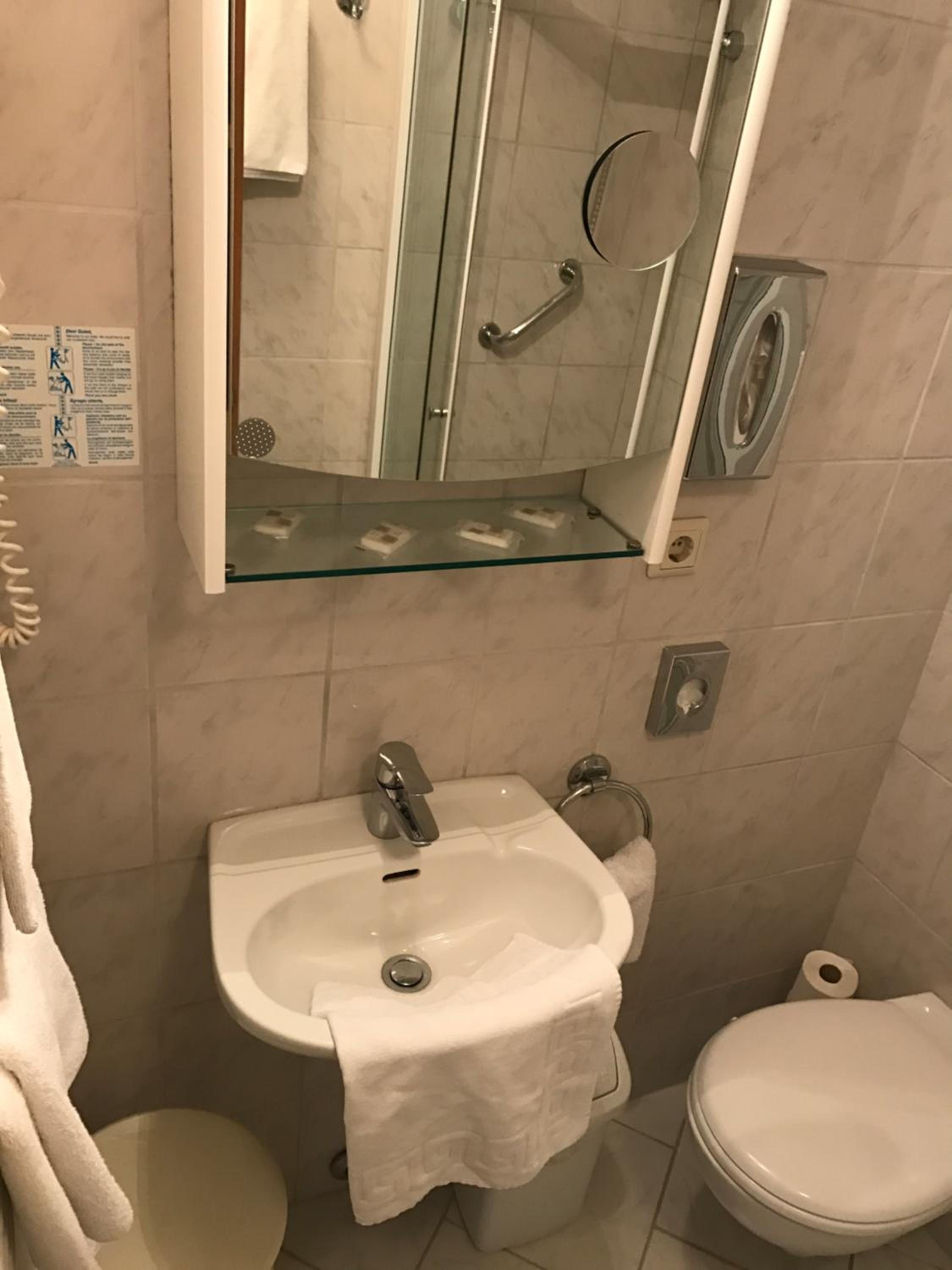 Classic Quadruple Room - Photo 20