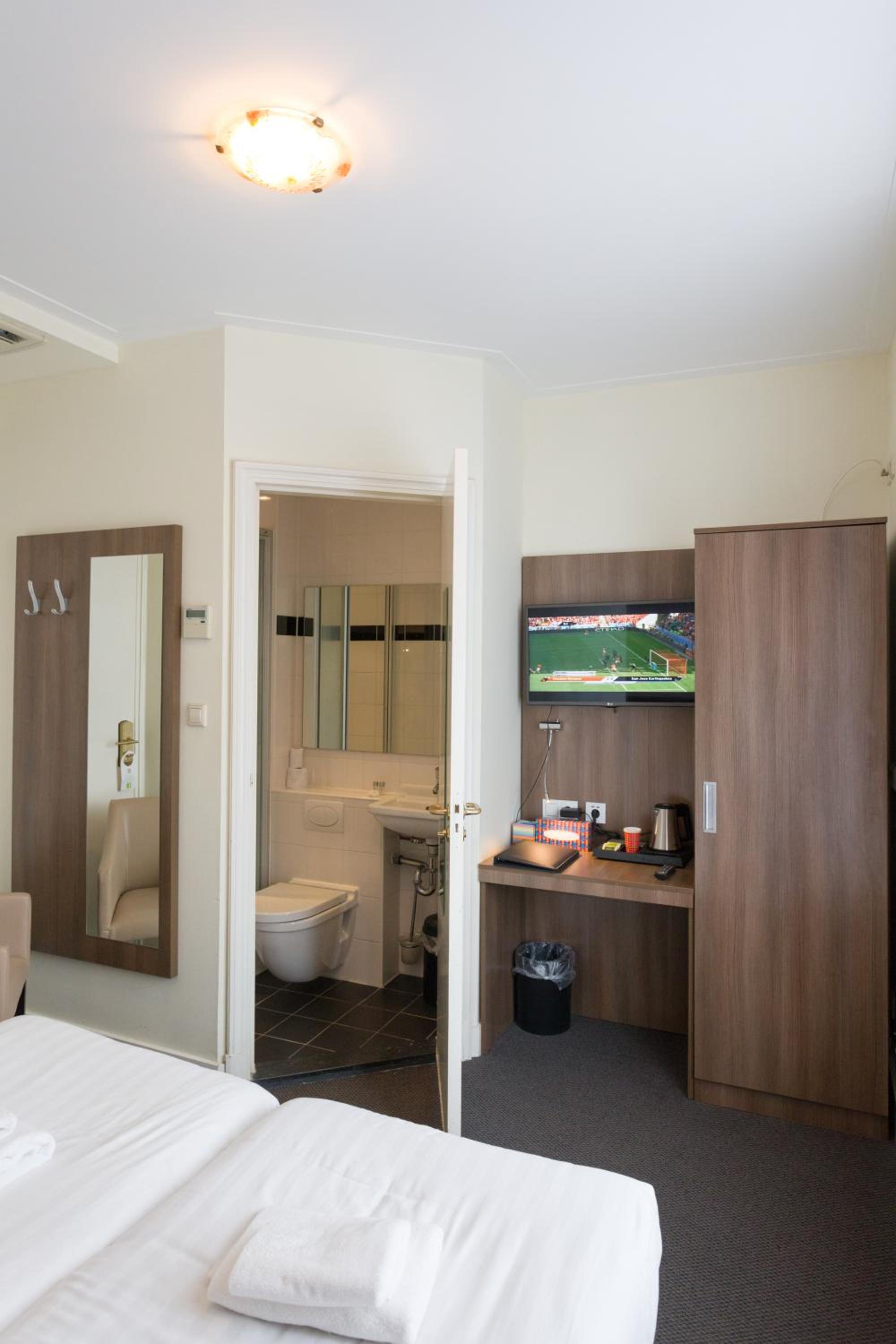 Standard Twin Room with Shower photo 2