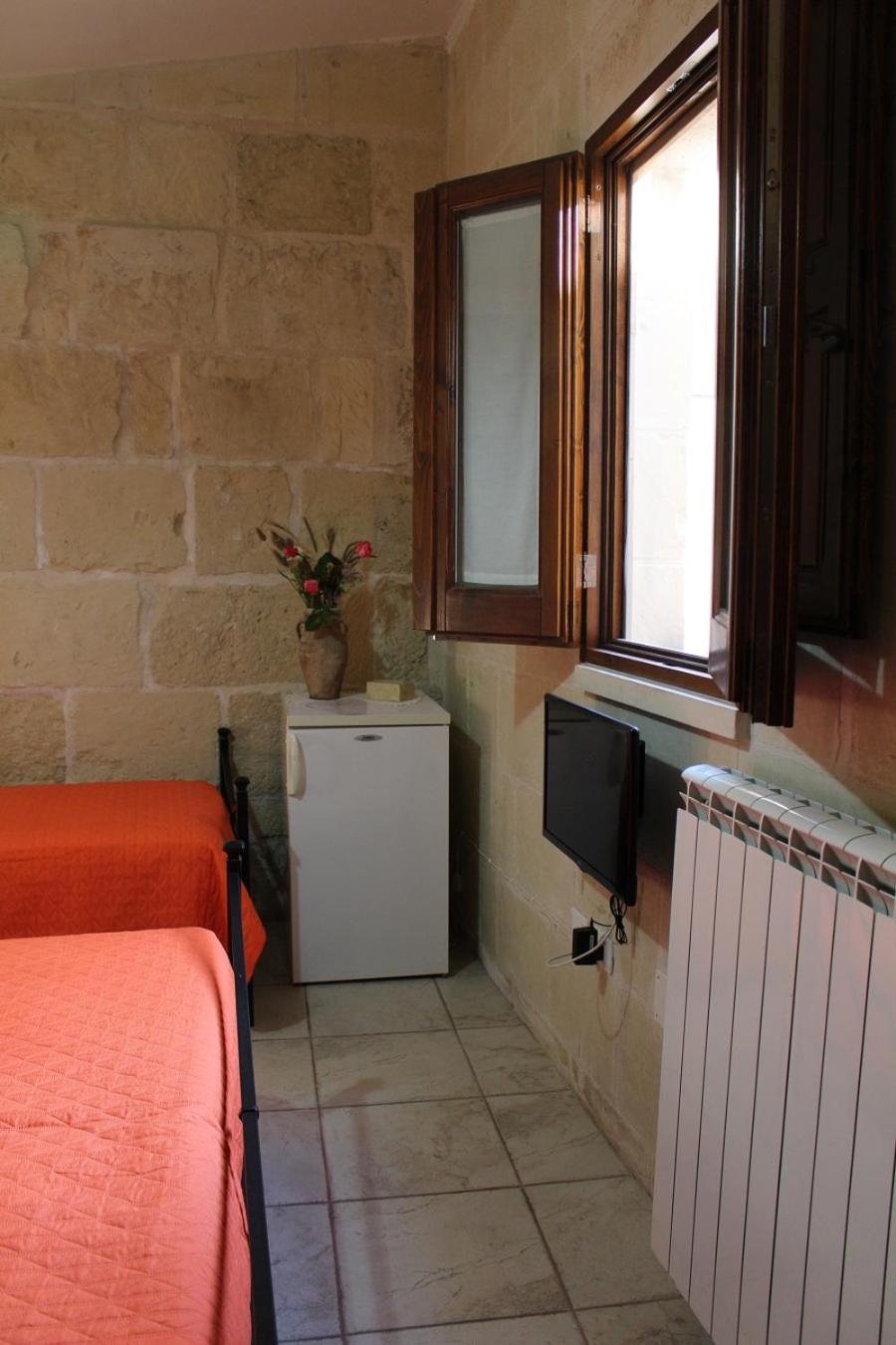 Double or Twin Room with Bathroom - Photo 2