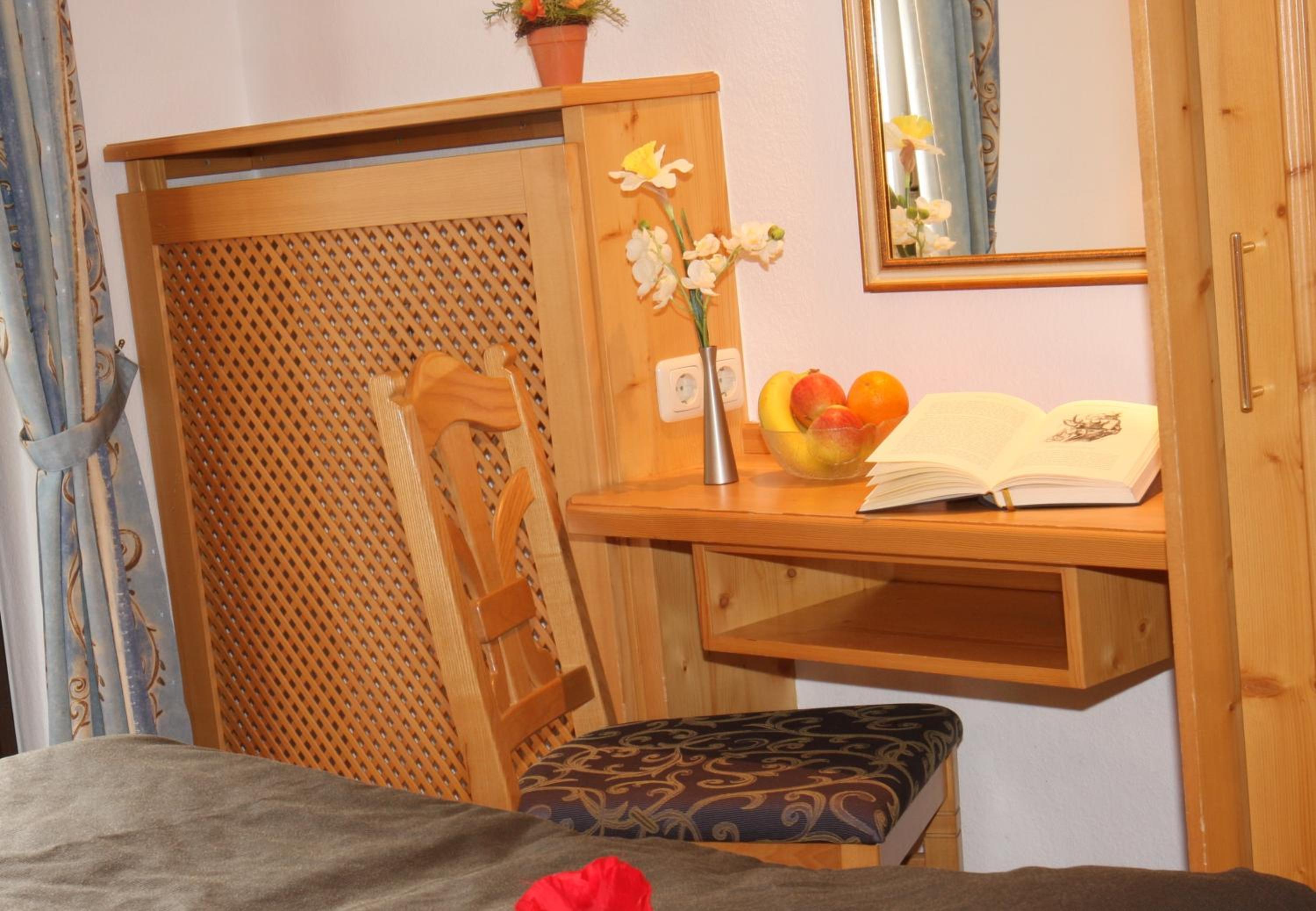 Family Room with Private Bathroom - Photo 10